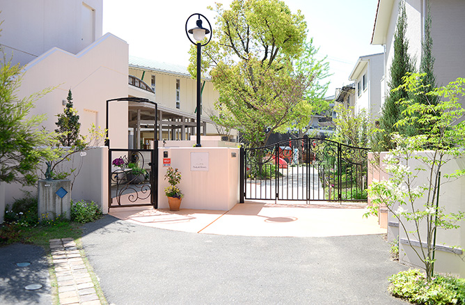 玄関から庭をのぞむ